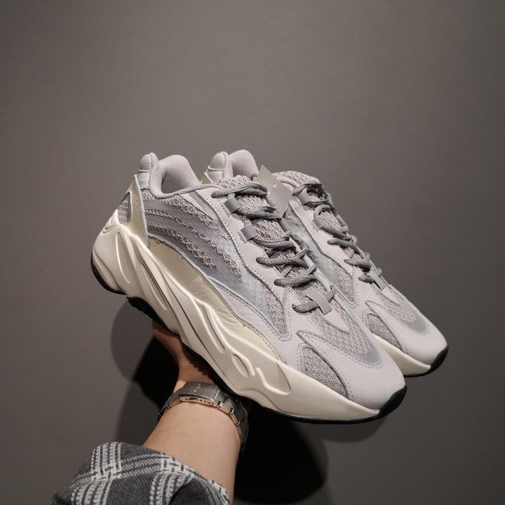 ADIDAS - YEEZY 700